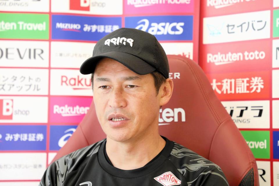 　オンライン取材に応じる吉田監督　©ＶＩＳＳＥＬ　ＫＯＢＥ