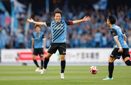 　前半終了間際、チーム２点目のゴールを決め、喜ぶ川崎・登里（中央）