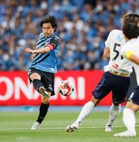 　前半終了間際、チーム２点目のゴールを決める川崎・登里（左）