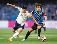　後半、競り合う柏・細谷（左）と川崎・登里