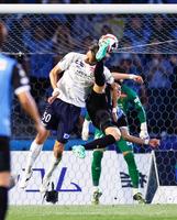 　後半、空中で激しく競り合う柏・立田（左）と川崎・小林