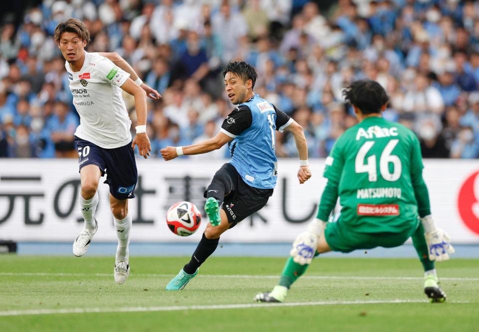 　前半、先制ゴールを決める川崎・小林（中央）。左は柏・立田、ＧＫ松本
