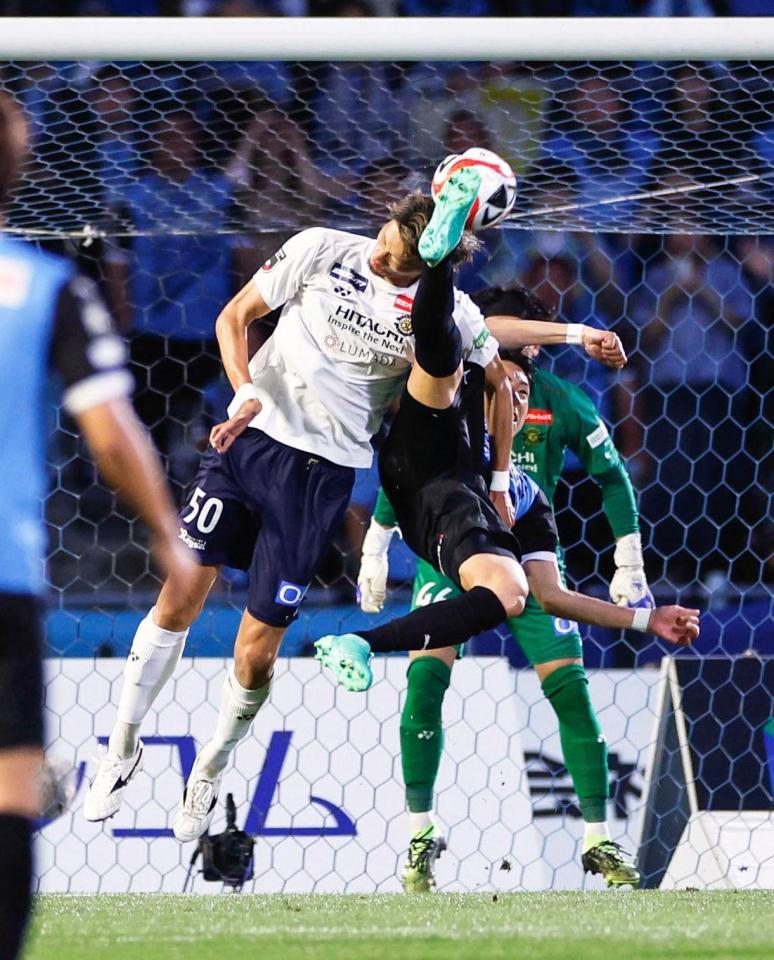 　後半、空中で激しく競り合う柏・立田（左）と川崎・小林