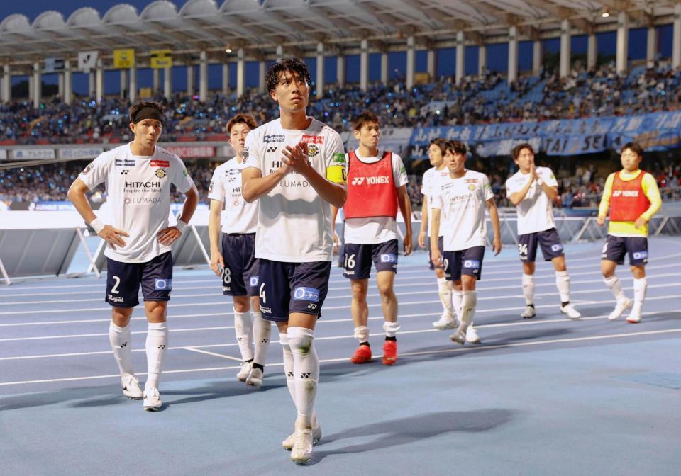 　川崎に敗れ、引き揚げる古賀（手前）ら柏イレブン