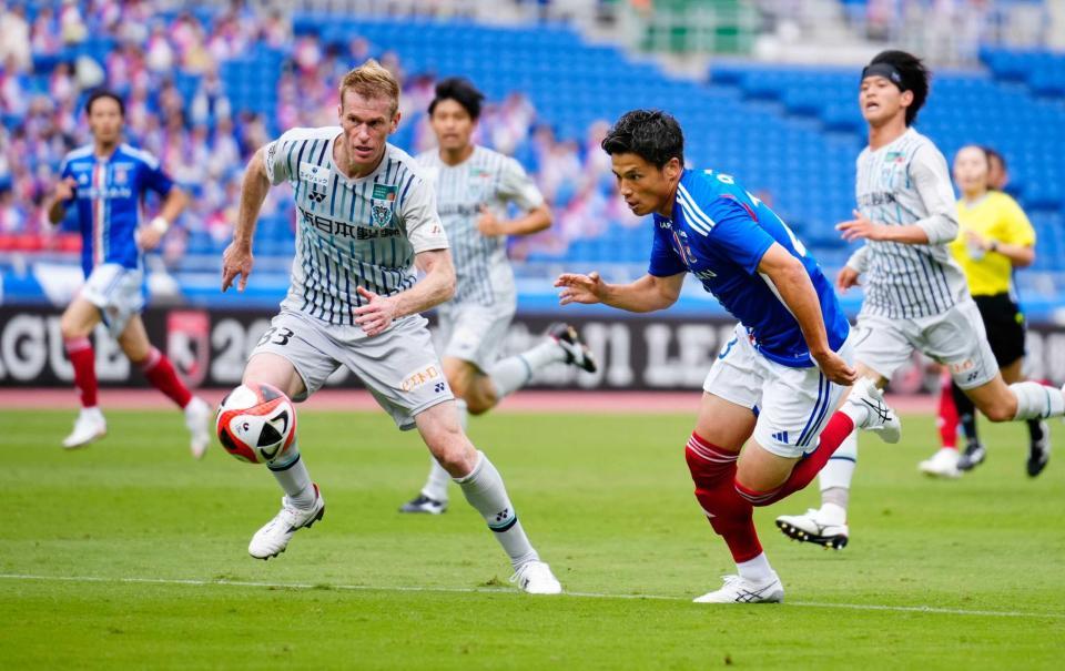 　後半、ゴール前に攻め込む横浜Ｍ・宮市（手前右）