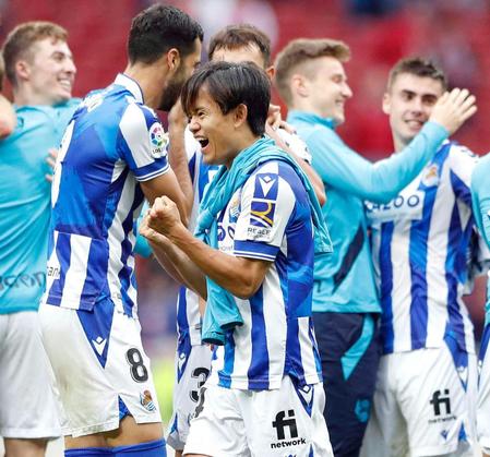 　欧州ＣＬ出場権を獲得し、ガッツポーズする久保（手前）＝共同