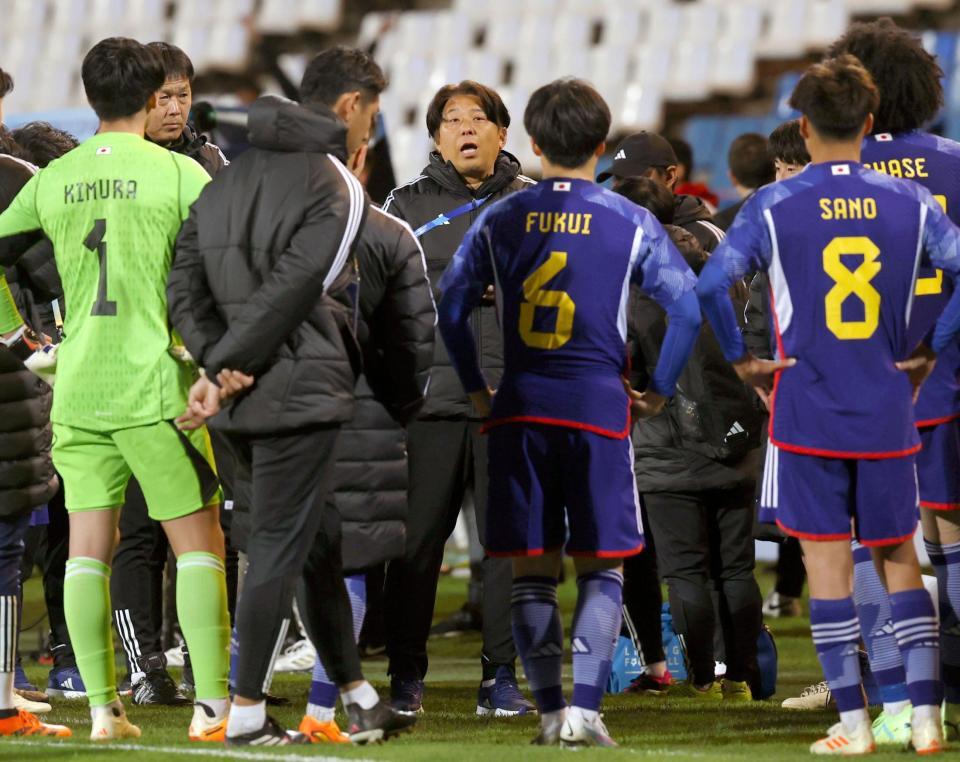 　サッカーＵ－２０Ｗ杯１次リーグの最終戦でイスラエルに敗れ、選手らに話をする冨樫監督（中央）＝メンドサ（共同）