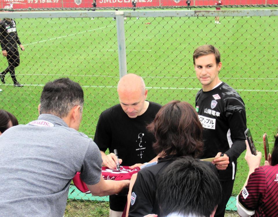 　ファンにサインするイニエスタ