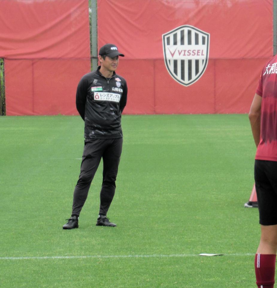 　選手の動きをチェックする吉田監督