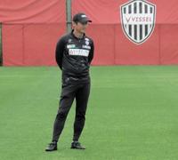 　選手の動きをチェックする吉田監督