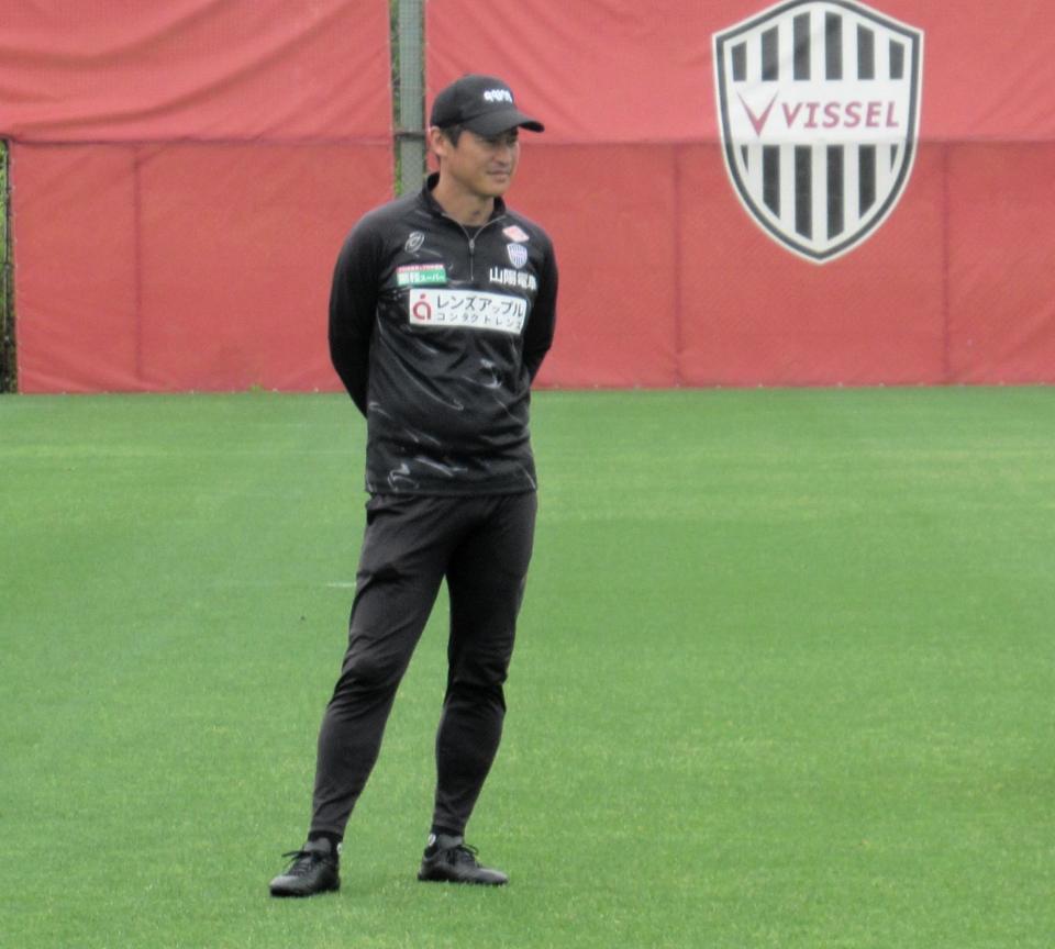 　選手の動きをチェックする吉田監督