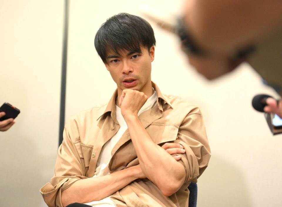 　帰国して取材に応じる三笘薫（撮影・伊藤笙子）