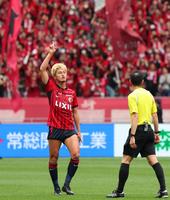 　前半、先制点を決め、木村博之主審（右）の前で点を指す鹿島・鈴木優磨＝５月１４日