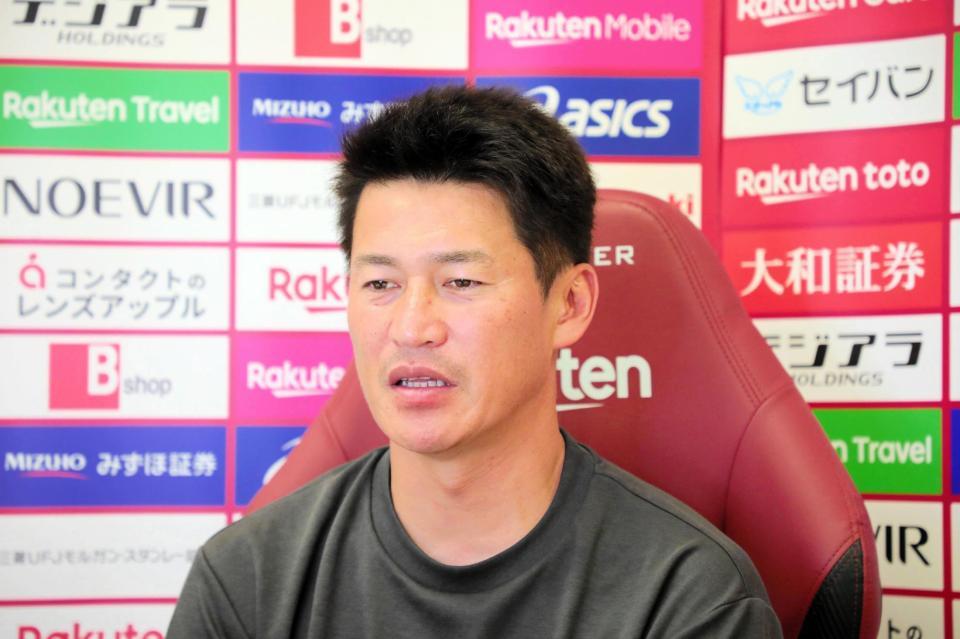 　練習後、オンライン取材に応じる吉田監督　©ＶＩＳＳＥＬ　ＫＯＢＥ