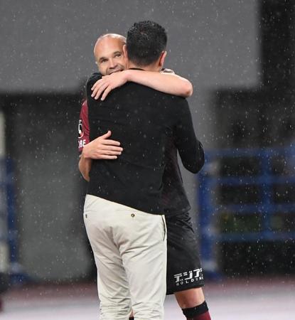 　後半、交代を告げられバルセロナ・シャビ監督と抱擁を交わすイニエスタ（撮影・棚橋慶太）