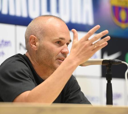 　会見でサポーターへの思いを語るイニエスタ（撮影・伊藤笙子）