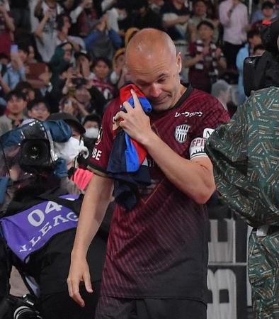 神戸　イニエスタが涙の別れ「リスペクトや愛情に恩返し」シャビ監督と抱き合う「特別な日にバルサが来てくれた」