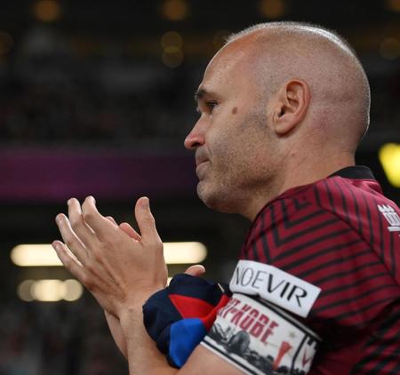 　試合後、万感の思いにふけるイニエスタ（撮影・伊藤笙子）