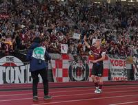 　試合後、ヴィッセルサポーターに手を振るイニエスタ（右）＝撮影・伊藤笙子