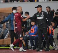 　交代を告げられ、神戸・吉田孝行監督（右）と握手を交わすイニエスタ（撮影・伊藤笙子）