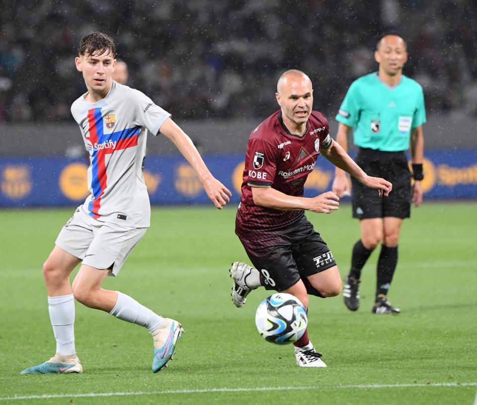 　前半、ドリブルでバルセロナのパウ・プリム（左）を抜き去るイニエスタ（撮影・棚橋慶太）