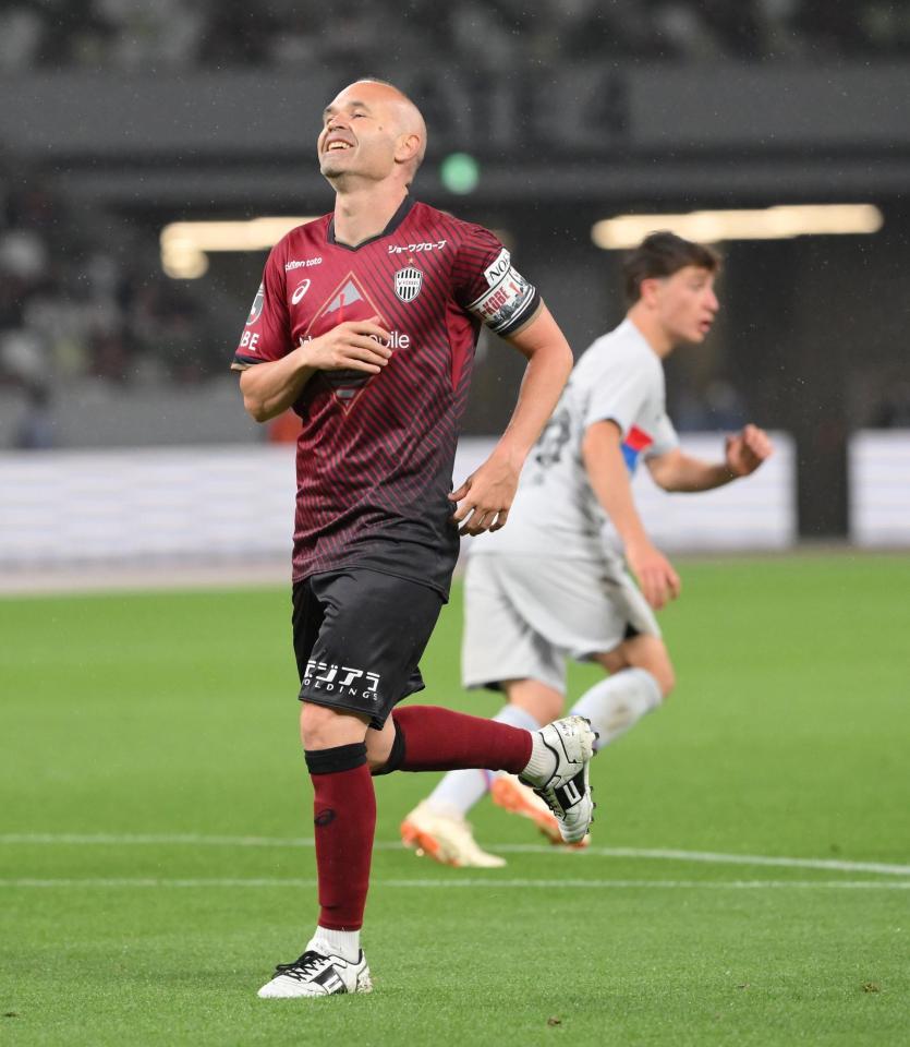 　後半、ゴール前まで切り込むもゴールにつながらず苦笑いのイニエスタ（撮影・伊藤笙子）