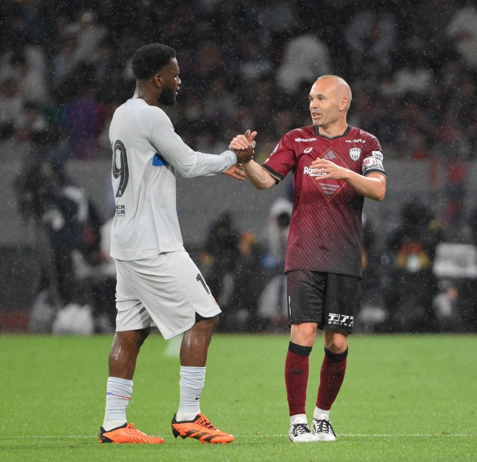 　前半を終え、先制点をあげたバルセロナのフランク・ケシエ（左）をたたえるイニエスタ（撮影・伊藤笙子）