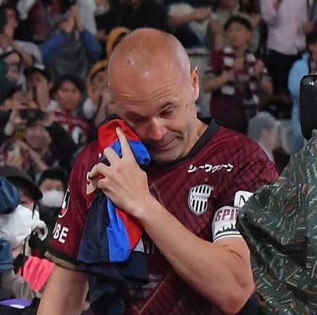 　試合後、グラウンド一周中に涙を拭うイニエスタ＝国立競技場