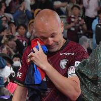 　試合後、グラウンド一周中に涙を拭うイニエスタ＝国立競技場