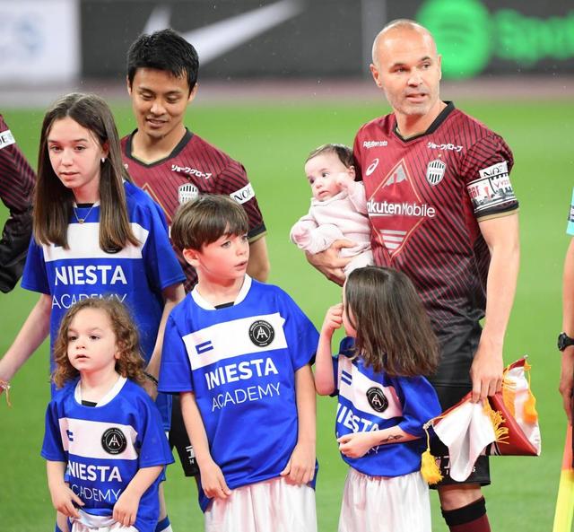 【写真】イニエスタ　自身の子供たちとグラウンド入場　みんな将来イケメン＆美女になりそうな可愛らしさ