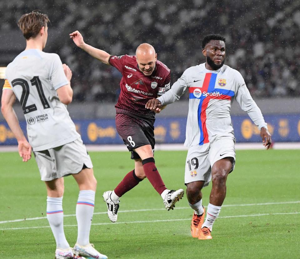 　前半、シュートを放つイニエスタ（中央）＝撮影・棚橋慶太