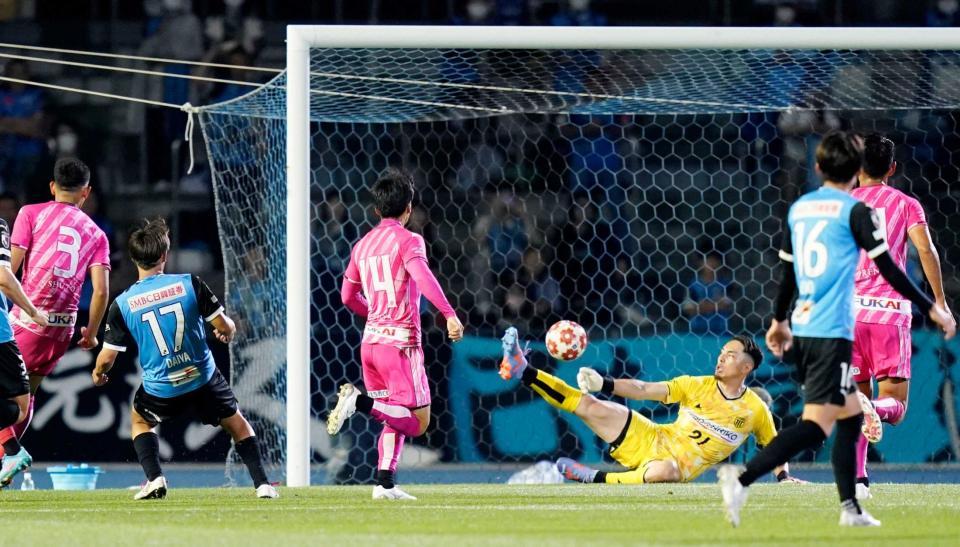 　後半、勝ち越しゴールを決める川崎・遠野（左から２人目）。ＧＫ田中勘