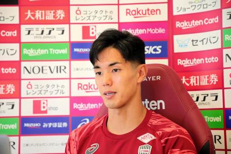 　練習後、オンライン取材に応じる武藤　©ＶＩＳＳＥＬ　ＫＯＢＥ