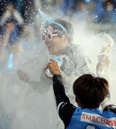 　試合後、川崎イレブンとサポーターから誕生日を祝われる脇坂