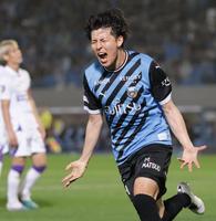 　後半、先制ゴールを決め、喜ぶ川崎・脇坂