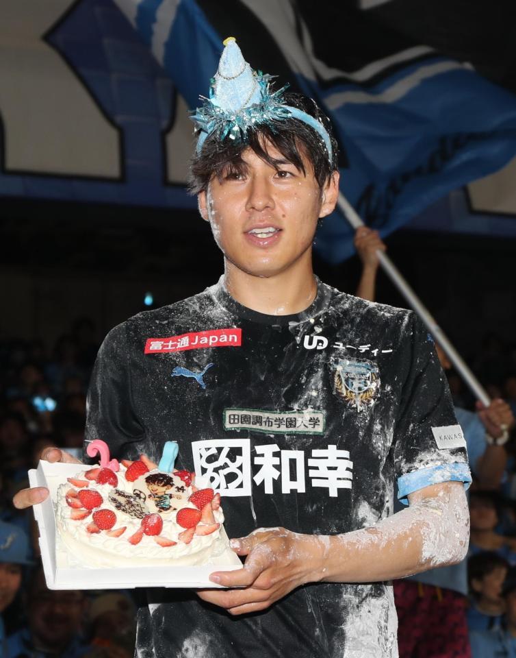 　試合後、川崎サポーターから誕生日を祝われた脇坂