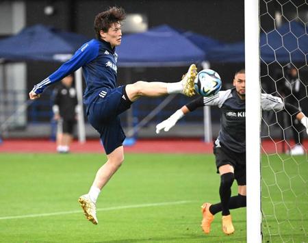 　代表復帰で熱の入った練習をする古橋（撮影・金田祐二）