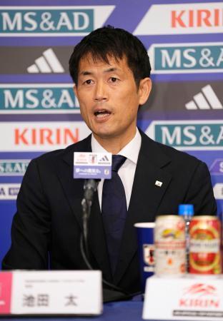 　サッカー女子Ｗ杯のメンバーを発表する日本代表の池田監督＝１３日午後、千葉市