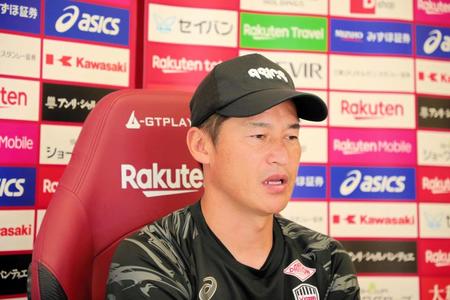 練習後、オンライン取材に応じる吉田監督　　©ＶＩＳＳＥＬ　ＫＯＢＥ