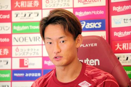 　練習後、オンライン取材に応じる尾崎＝©ＶＩＳＳＥＬ　ＫＯＢＥ