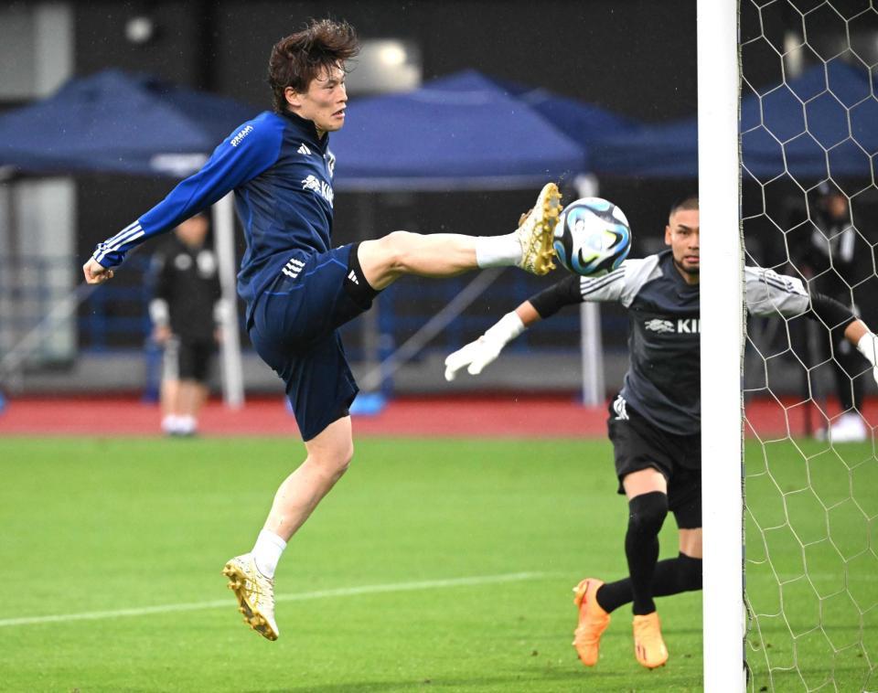 　代表復帰で熱の入った練習をする古橋（撮影・金田祐二）