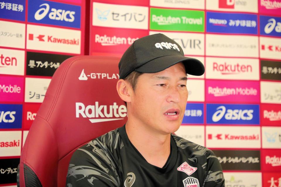 練習後、オンライン取材に応じる吉田監督　　©ＶＩＳＳＥＬ　ＫＯＢＥ