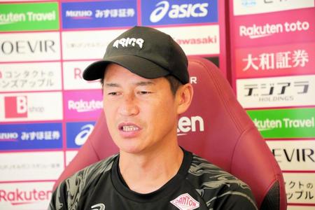 　練習後、オンライン取材に応じる吉田監督　　©ＶＩＳＳＥＬ　ＫＯＢＥ