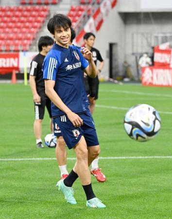 　エルサルバドル戦に向け、笑顔で調整する三笘＝豊田スタジアム