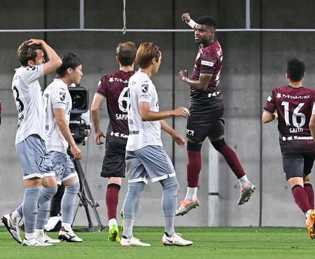 　前半、先制のＰＫを決め喜ぶ神戸・リンコン（右から２人目）