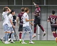 　前半、先制のＰＫを決め喜ぶ神戸・リンコン（右から２人目）