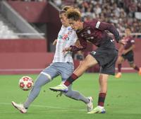 　後半、シュートを決める汰木（右）