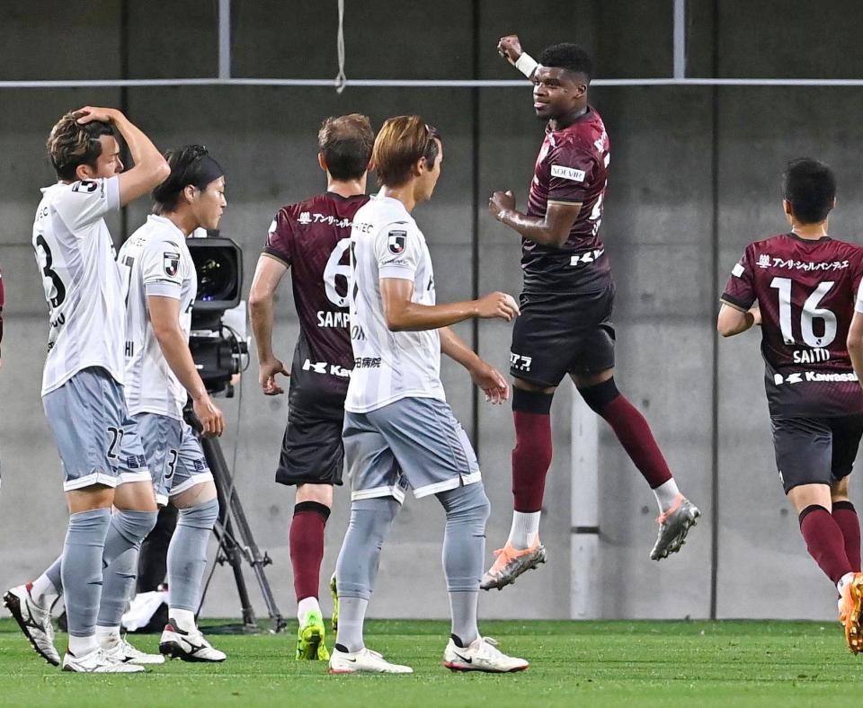 　前半、先制のＰＫを決め喜ぶ神戸・リンコン（右から２人目）