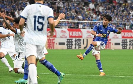 　前半、ゴールを決める久保（撮影・金田祐二）