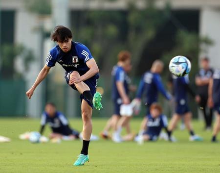 　入念にシュート練習する三笘薫（撮影・山口登）